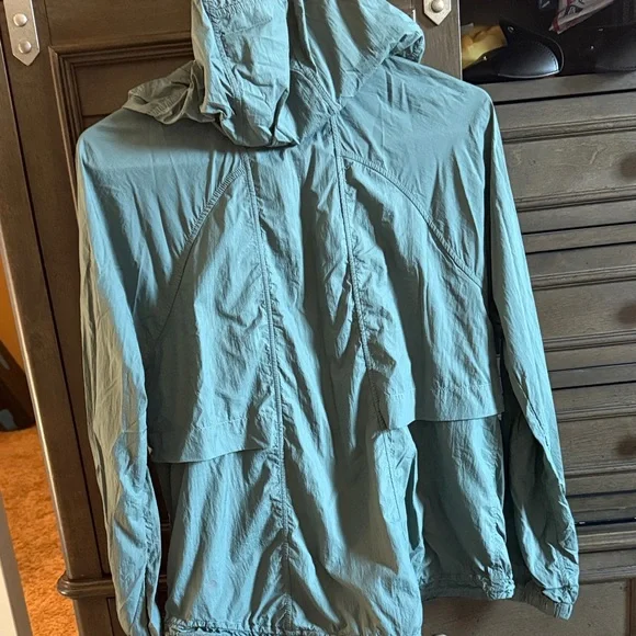 Lululemon Women's Green Hooded light Jacket - Picture 4 of 5